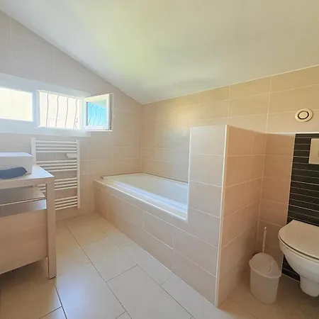 Maison 6 Pers, Clim, Garage, à 800m Hébergement de vacances *